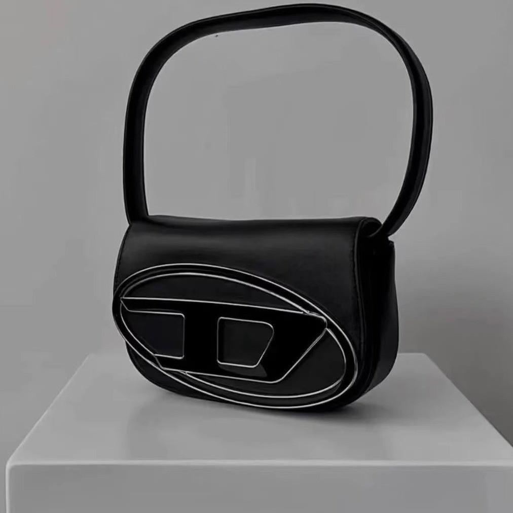 Stylish Silver Small Shoulder Bag For Women With Chic Unique Design And Versatile Appeal