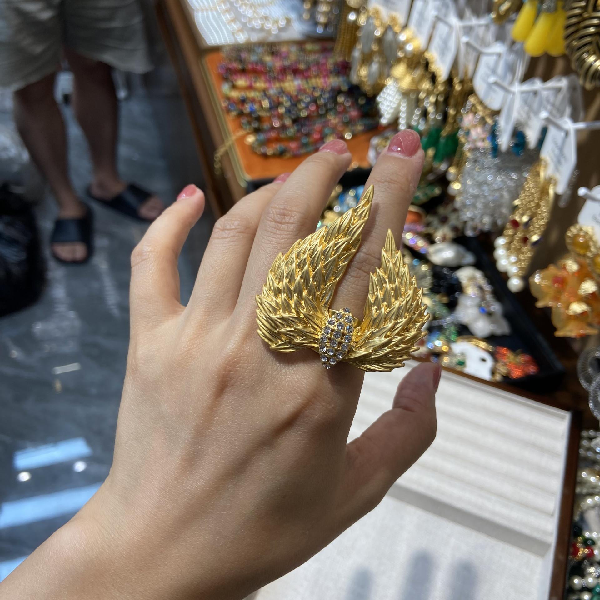 

Комплект украшений «Золотое перо, бриллиантовая брошь», комплект ожерелий «Шицзячжу»