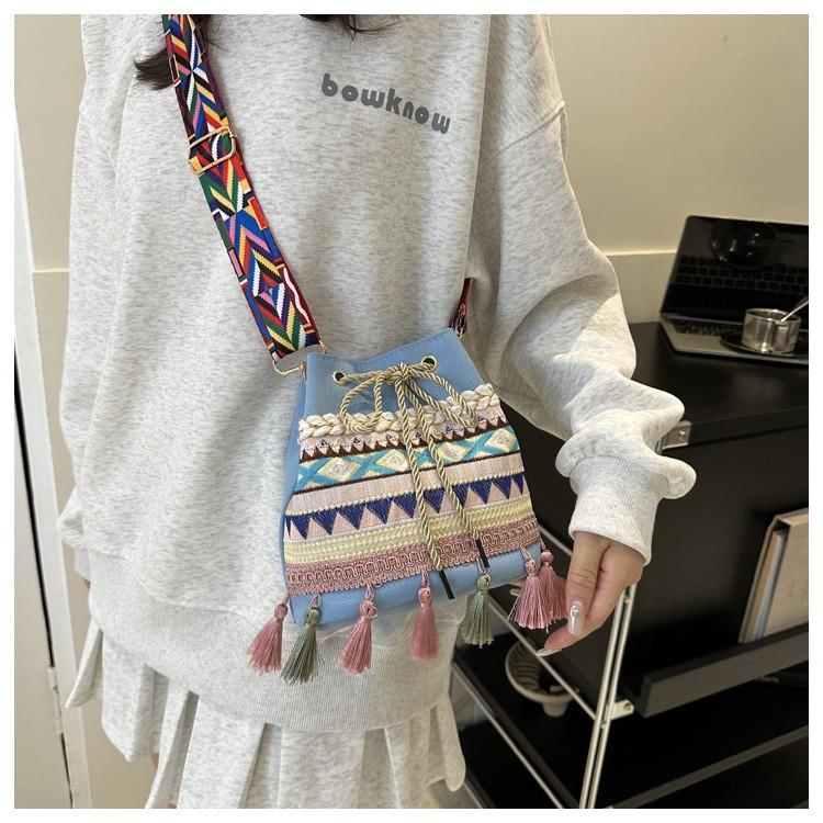 2025 new ins bucket bag, foreign gas fringed single shoulder oblique span bag, beach wind woven straw bag