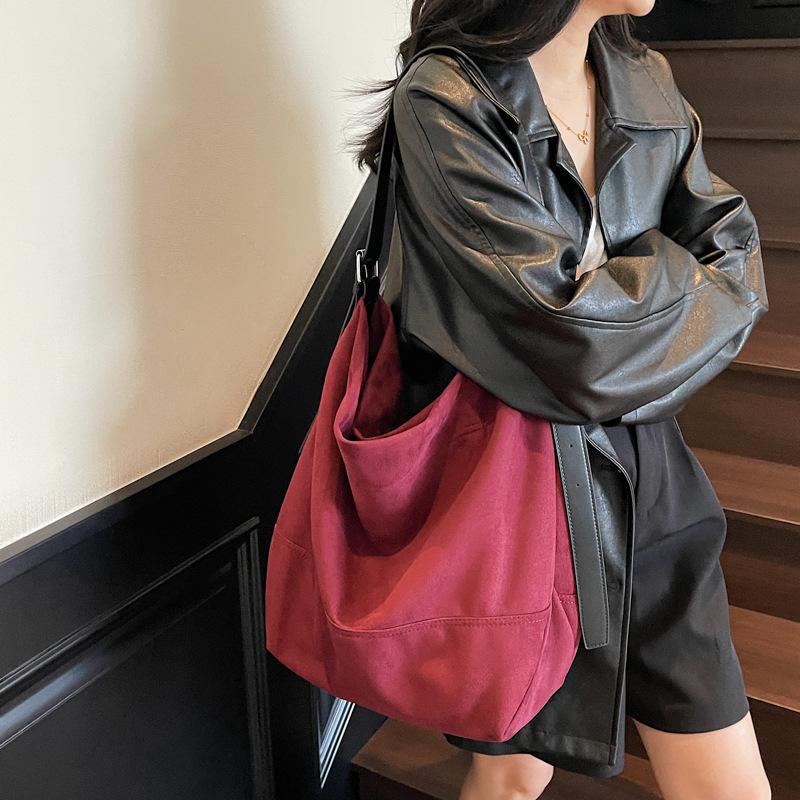 

Замшевая сумка женская 2025 новая трендовая высококлассная ретро сумка-тоут большой вместимости для поездок на работу, сумка-мессенджер для выхода в свет бордовый