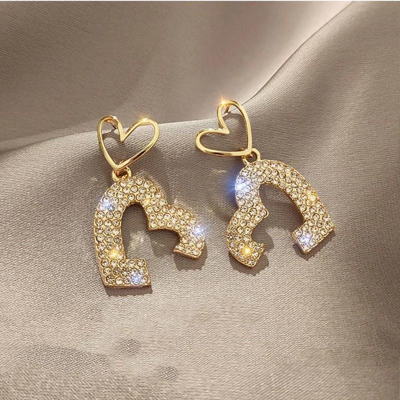 Light Luxury Temperament Design Sense Love Earrings Women's New Stud Earrings Retro High-end Sense Versatile Trendy Earrings