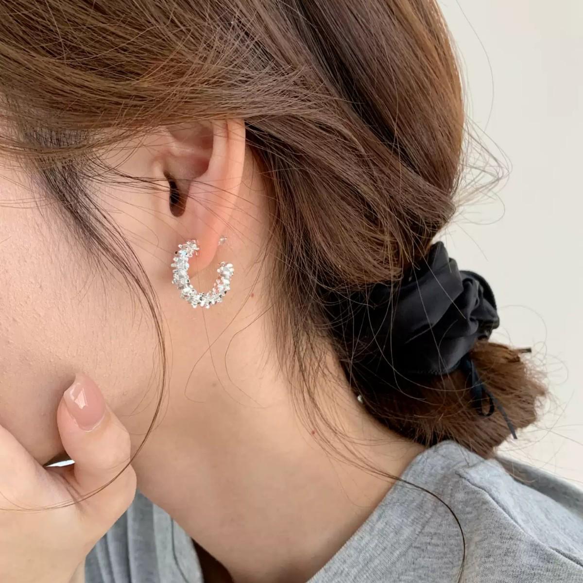 

Серьги-кольца C-образной формы из стерлингового серебра 925 пробы: Элегантные, Роскошные, Универсальные Женские Пусеты во Французском Дизайне.