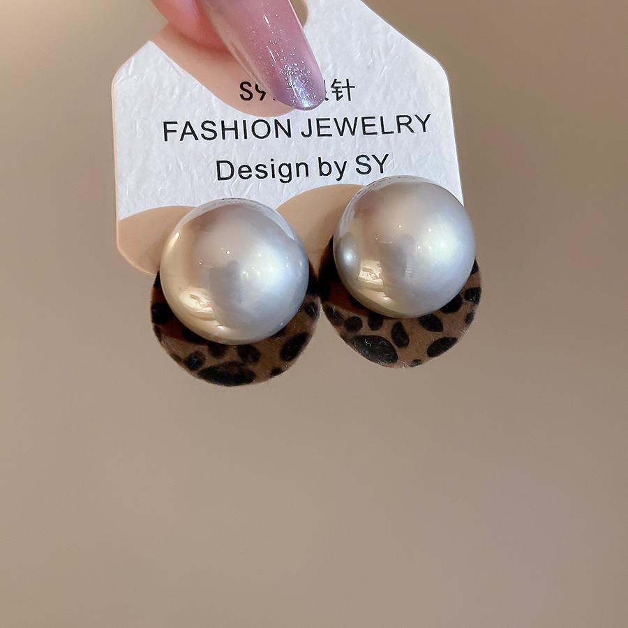 

Imitation shell pearl plush round pendant earrings Hong Kong style temperament earrings light luxury earrings women