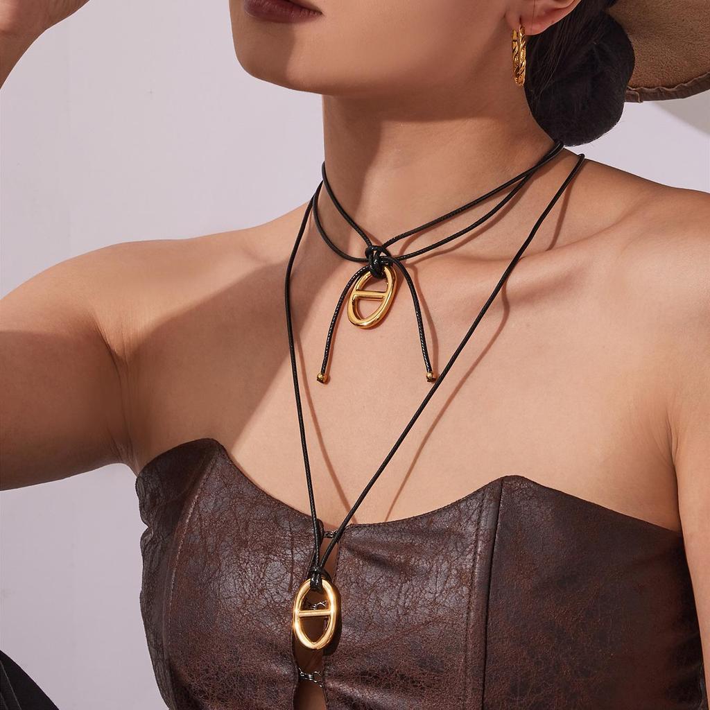 Qiong Yao Stainless Steel Personalized Day Pendant Leather Clavicle Chain, PVD Gold Plated, Adjustable Fashion Sweater Necklace.