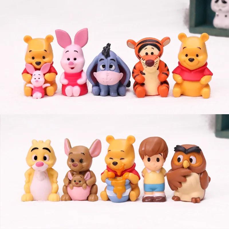 10 figurine de acțiune cu Winnie the Pooh, un personaj de desene animate Disney, inclusiv Pooh însuși și prietenii săi