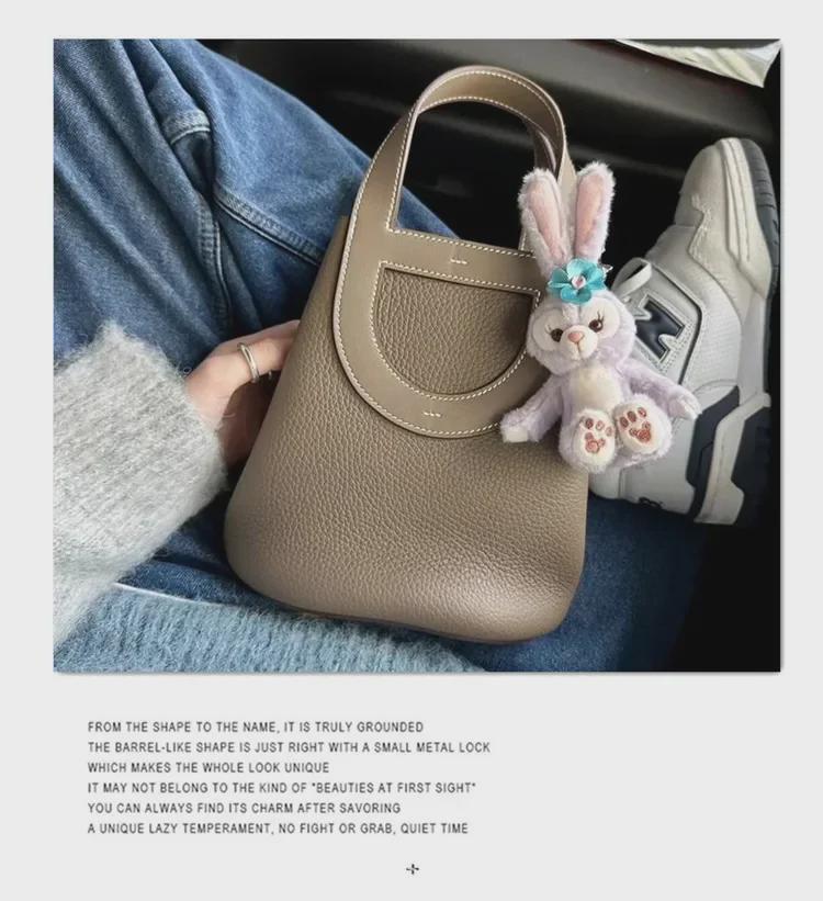 Handväska i äkta koskinn för kvinnor - Vår 2023 Hinkväska med Grisnäsa-design och Enkel Axelrem