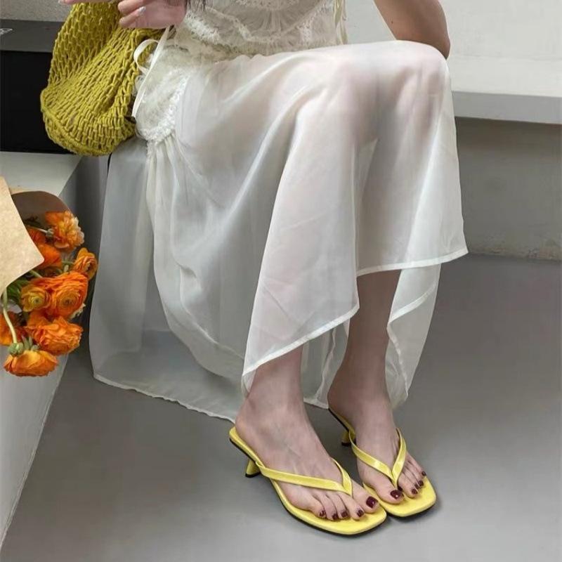 Ladies' Open Toed Square Toe Low Heeled Shoes with A New Style, Simple and Minimalist Style, with Small Toe and Flip Flops