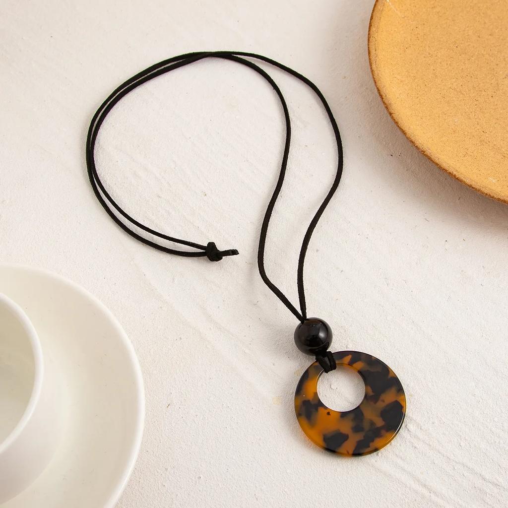 Leopard Print Jewelry on the Neck Aesthetic Necklaces Ins Style Women's Stainless Steel Necklace Wholesale Round Acrylic Pendant
