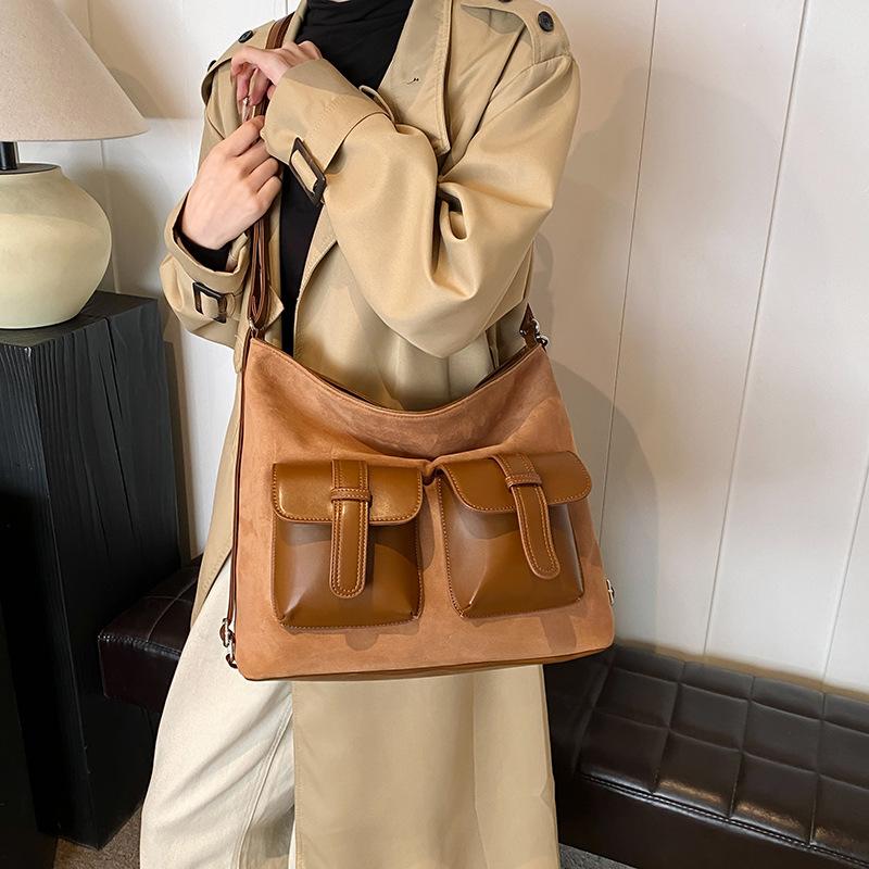 

2025 зима новая модная сумка-локомотив большой вместимости с несколькими карманами простая женская на плечо через плечо сумка-мессенджер рюкзак 40.5*12.5*31