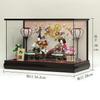 Panenky Hina Panenky Hina Vitrína s princem, dekorace na vitrínu s červenou barvou, panoramatická skleněná vitrína s třešňovými květy a kuličkami, výšivka, zadní strana, šířka x hloubka x výška 38 cm