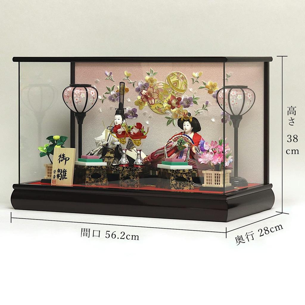 Panenky Hina Panenky Hina Vitrína s princem, dekorace na vitrínu s červenou barvou, panoramatická skleněná vitrína s třešňovými květy a kuličkami, výšivka, zadní strana, šířka x hloubka x výška 38 cm