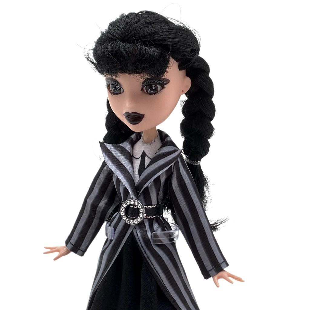 Wednesday Addams 9 Zoll PVC-Puppe mit Schuluniform und dunklem Stil Dekor