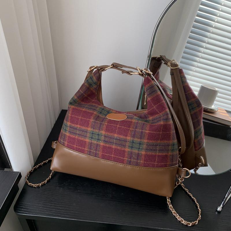 Trendy Chain Shoulder Bag With Chic Minimalist Design Ideal For Casual Outfits In Red Checkered