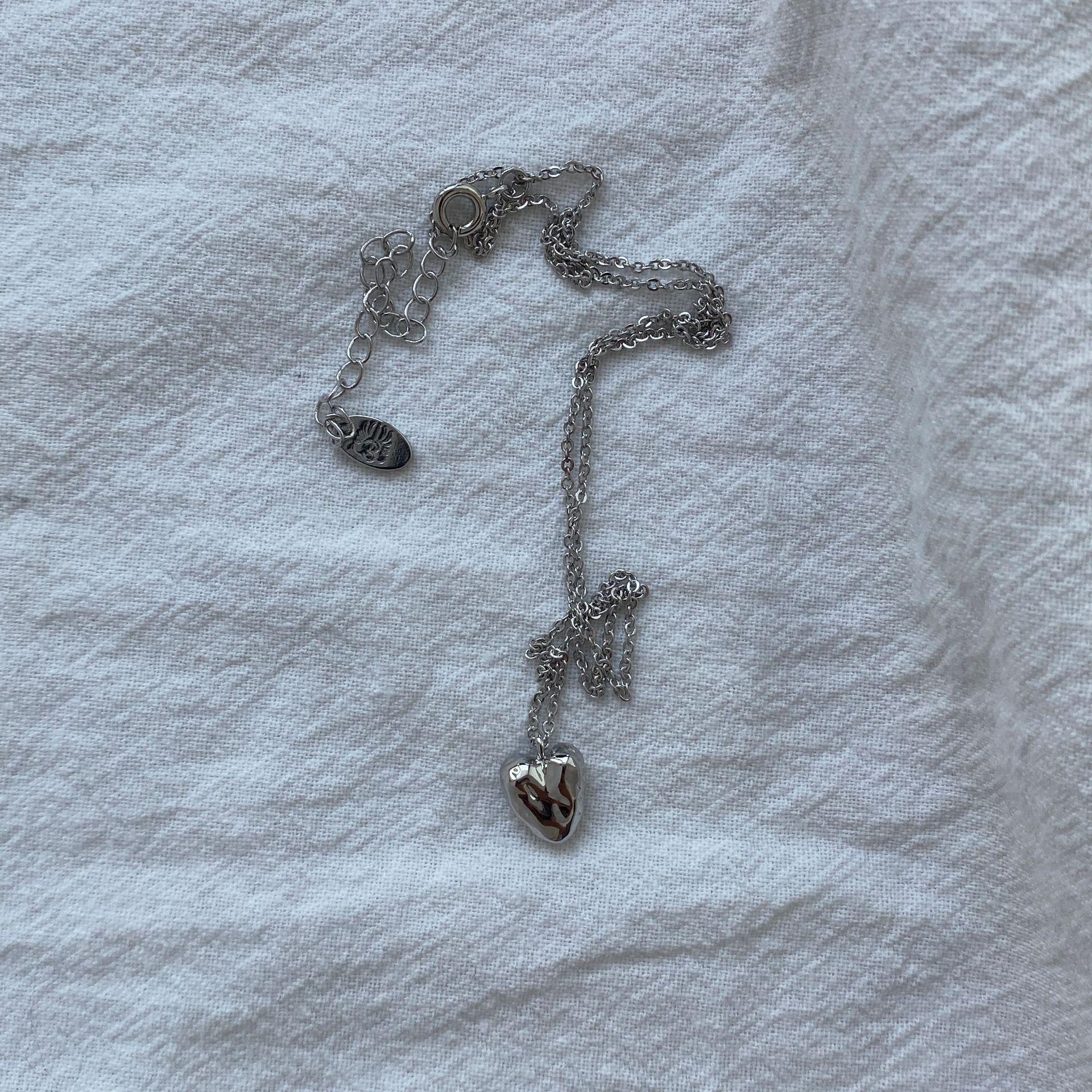 

Корейское нишевое ожерелье с кованым метеоритом и эмалью с подвеской в виде красного сердца