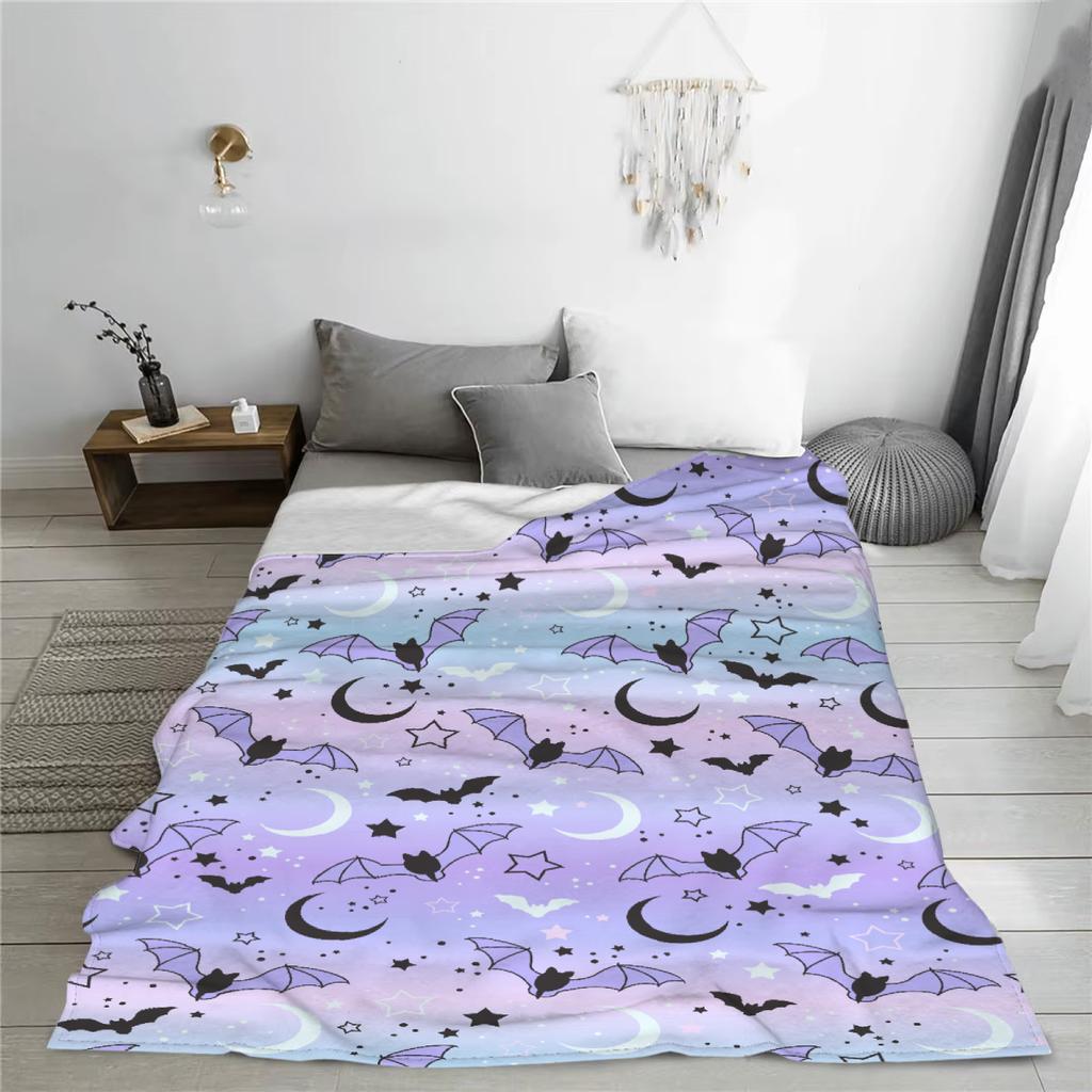 1 szt. Koc Happy Halloween Fioletowe Niebo Nietoperze Księżyc Nadruk 3D Koc Flanelowy do Dekoracji Domu Pokoju Dziennego Prezent na Imprezę Halloweenową