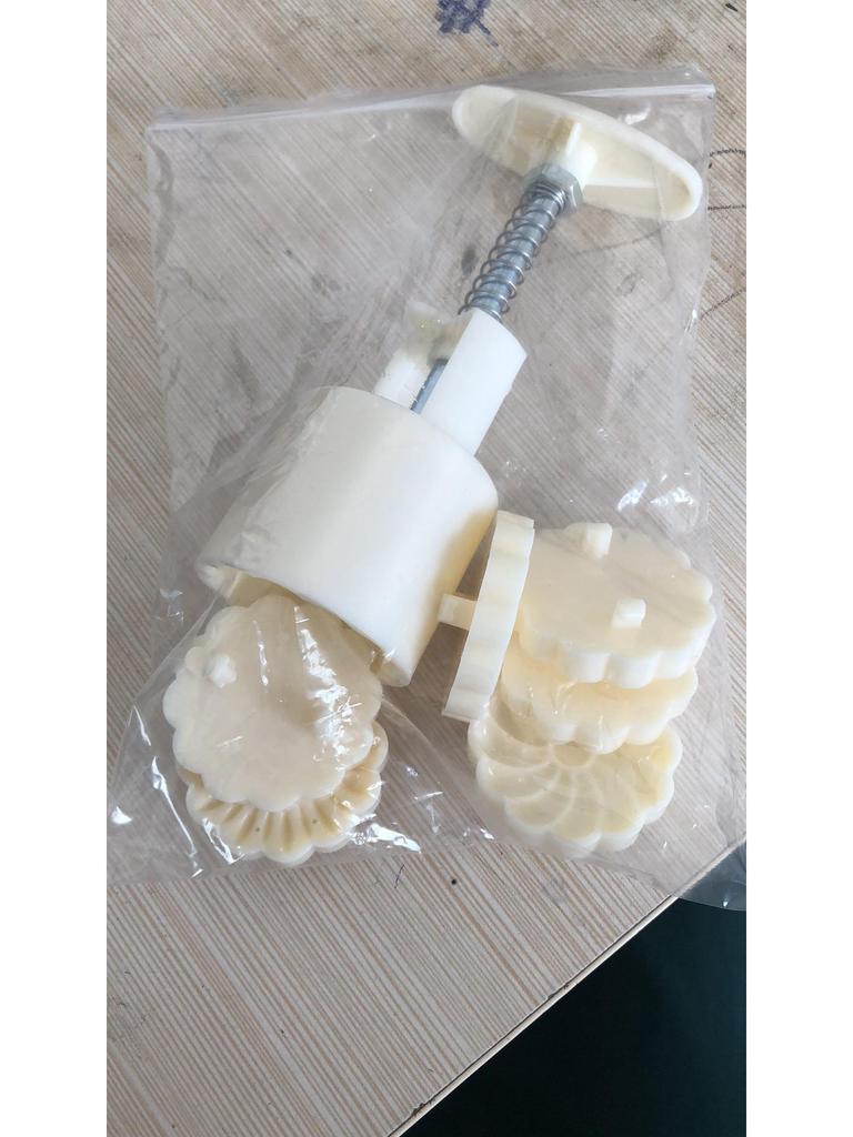 Zhenghui 3D Mooncake & Pastry Mold Set - Hand-Pressed, Round, for Mid-Autumn & Snow Skin Mooncakes.