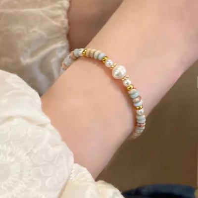 Ein Nischen-Retro-Leichtluxus-Doppellagen-Gestapelter Magnetverschluss-Perlenarmband
