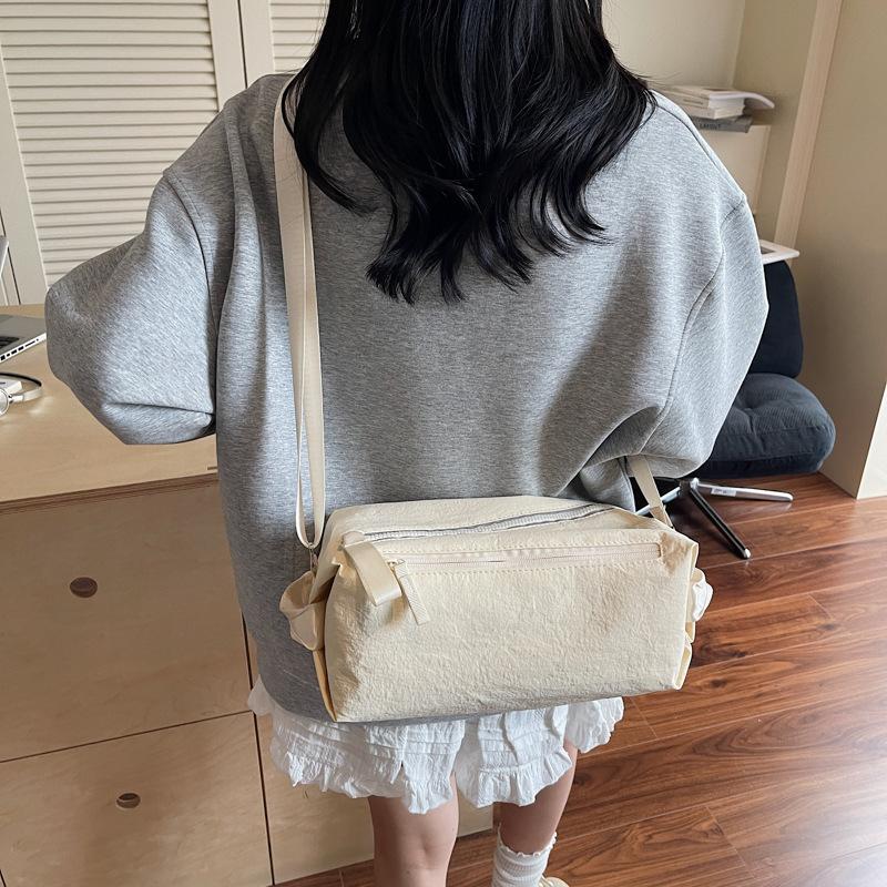 Multifunctional shoulder messenger bag, casual and lightweight, large-capacity simple handbag, commuting multi-purpose backpack for women