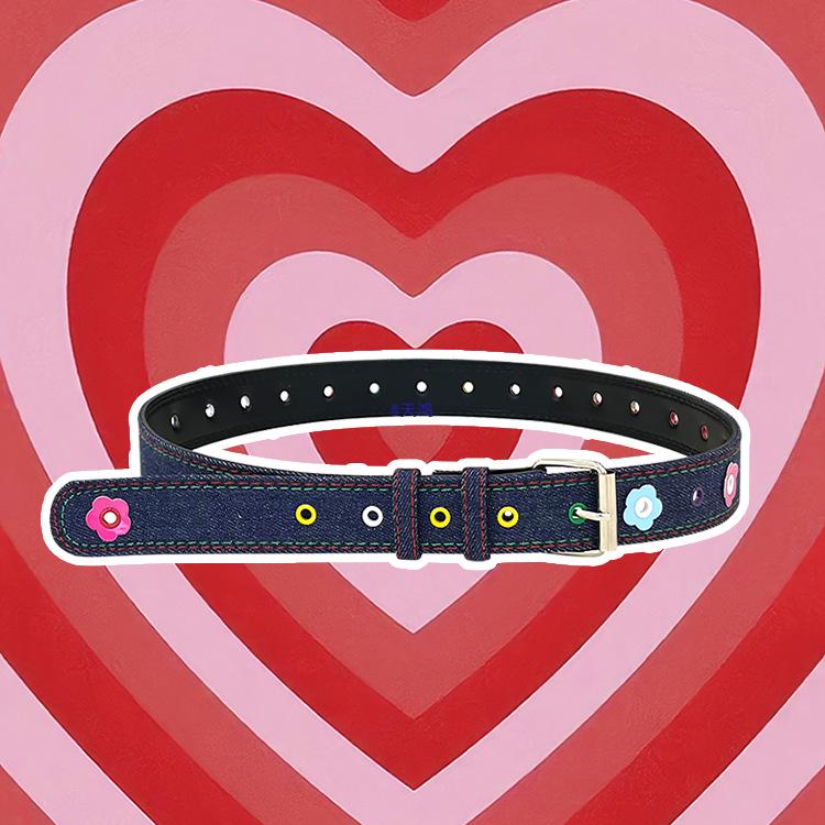 Dopamin 2 Accessoires Damen Vielseitiges Sommer-Outfit: Süß & Würzig im amerikanischen Stil mit Karorock & Ledergürtel.