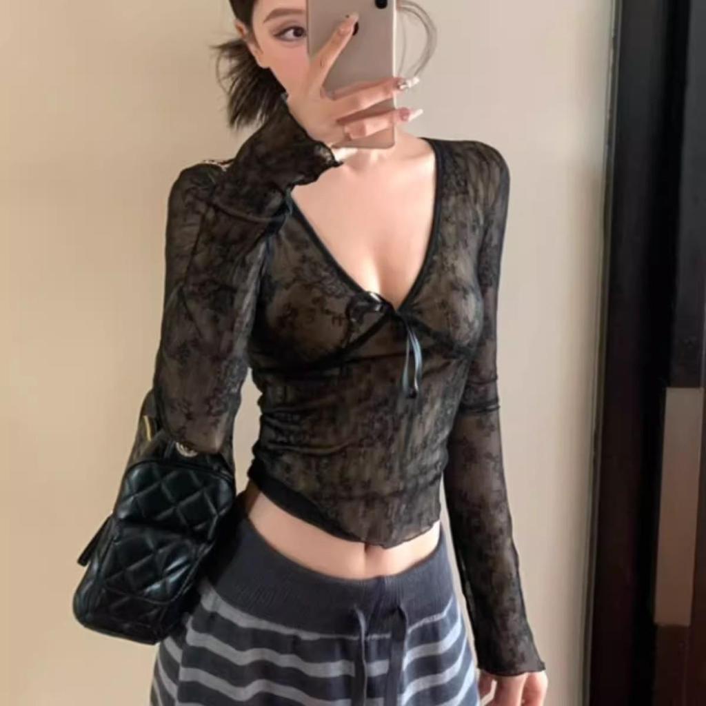 Women's Autumn Lace-up V-neck Lace Black Top - Slim Fit, Waist-cinching, Chic Long Sleeve