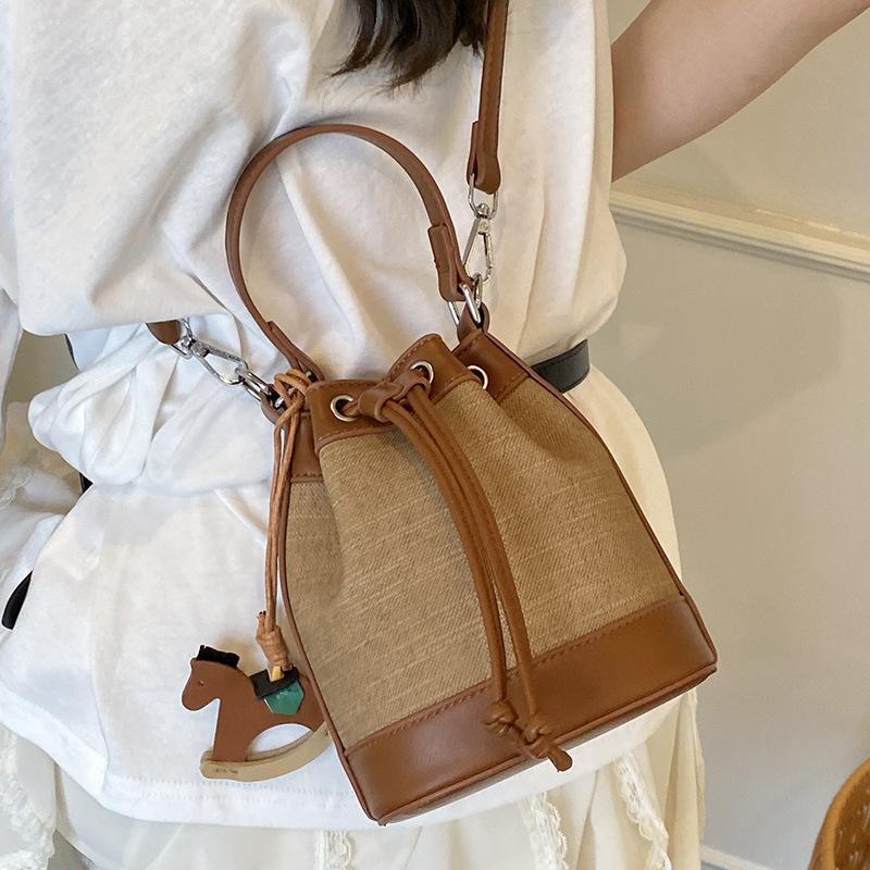 Stylish and simple contrasting color bucket bag women's 2025 new shoulder messenger bag high value casual strap handbag