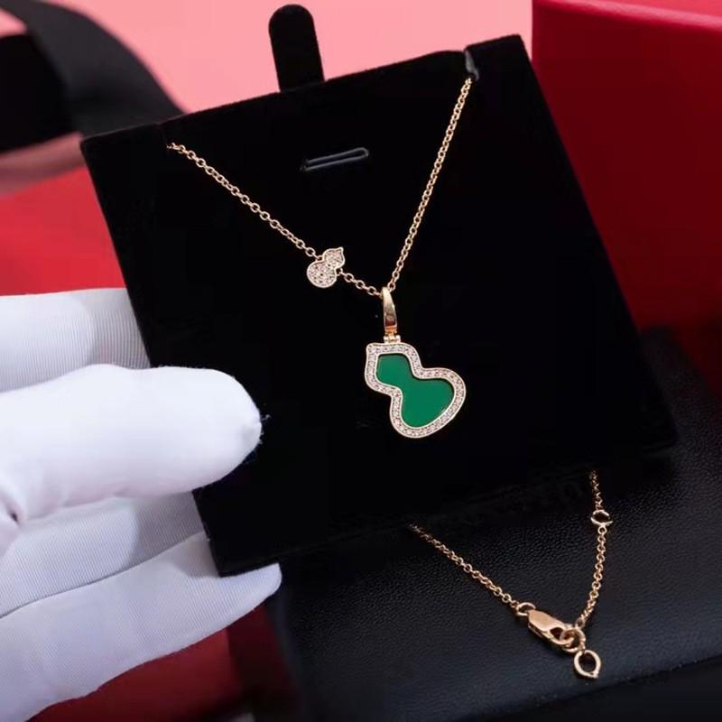 

Ожерелье-подвеска из розового золота 18 карат с красным агатом в форме тыквы и бриллиантами - Элегантная ключичная цепочка