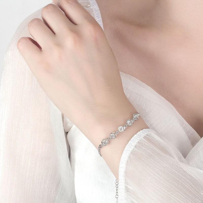 Silver-Plated Geometric Women's Bracelet with Love Cube Crystal - Personalized High-End Jewelry.