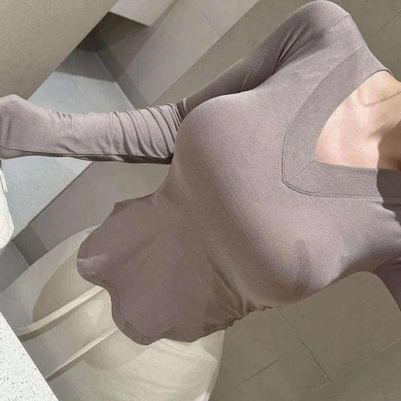 Korean Dongdaemun V-Neck Slim-Fit Long-Sleeve T-Shirt for Women – Elegant, Versatile, Figure-Flattering Style.