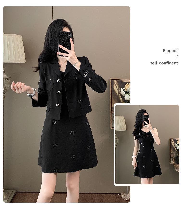 Ținută Elegantă de Toamnă Brodată: Set Rochie cu Vestă și Jachetă Modelatoare