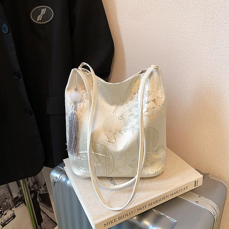 

New casual large-capacity simple and personalized new summer popular shoulder bag versatile bucket bag Including pendant білий