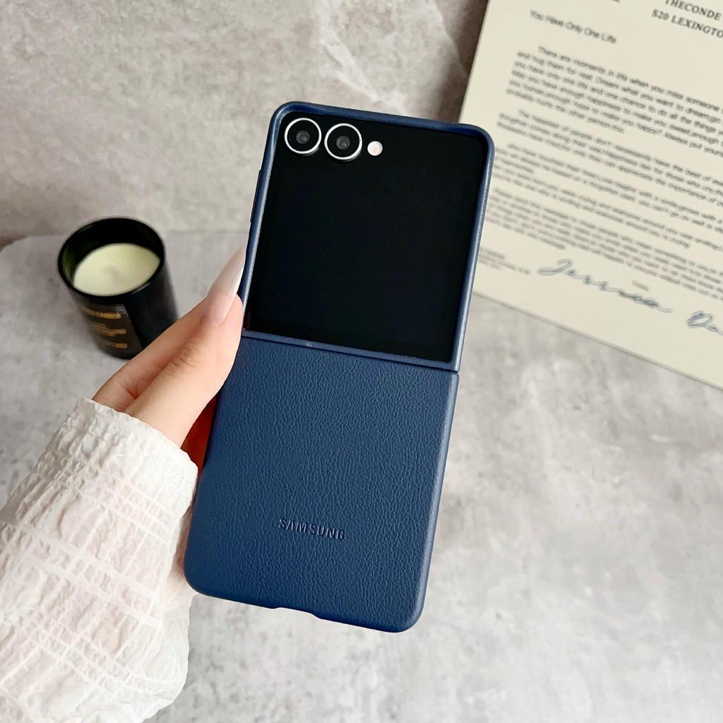 Samsung Z Flip7 Mágneses Bőr Telefon Tok - Teljes Fedés, Egyszínű Védő Hátlap.