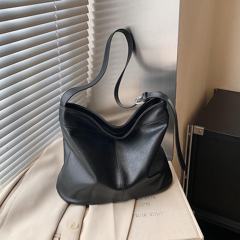 Simple and large-capacity commuter tote bag women's new autumn and winter retro Maillard shoulder messenger bag