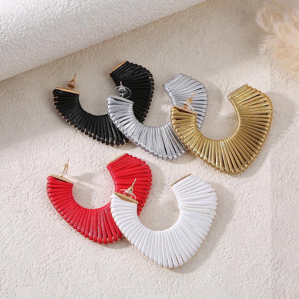 Exaggerated Retro C-Shaped Maillard Weave Stud Earrings: Light Luxury with a High-End, Sophisticated Temperament