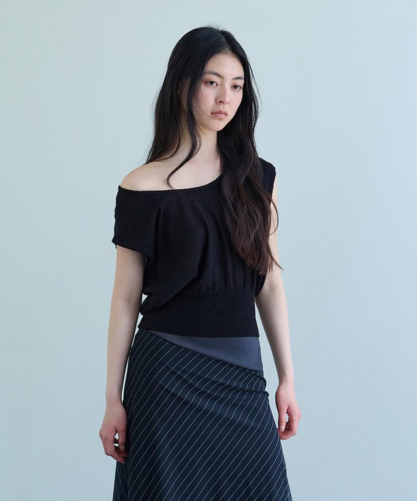 Uusoo Low-Back Knit Top_ Black