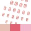 Nagelkunststück, süßes Rosa, roter Kontrastfarbton, gestreift, wellig kurz, Nagel tragen, fertiges Nagelkunstprodukt tragen.