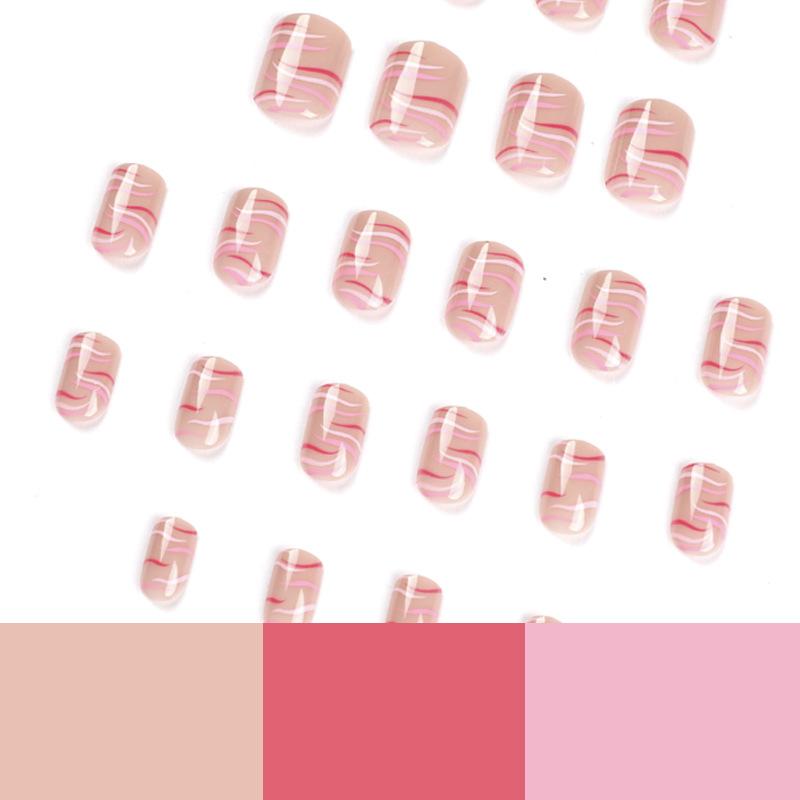 Nagelkunststück, süßes Rosa, roter Kontrastfarbton, gestreift, wellig kurz, Nagel tragen, fertiges Nagelkunstprodukt tragen.