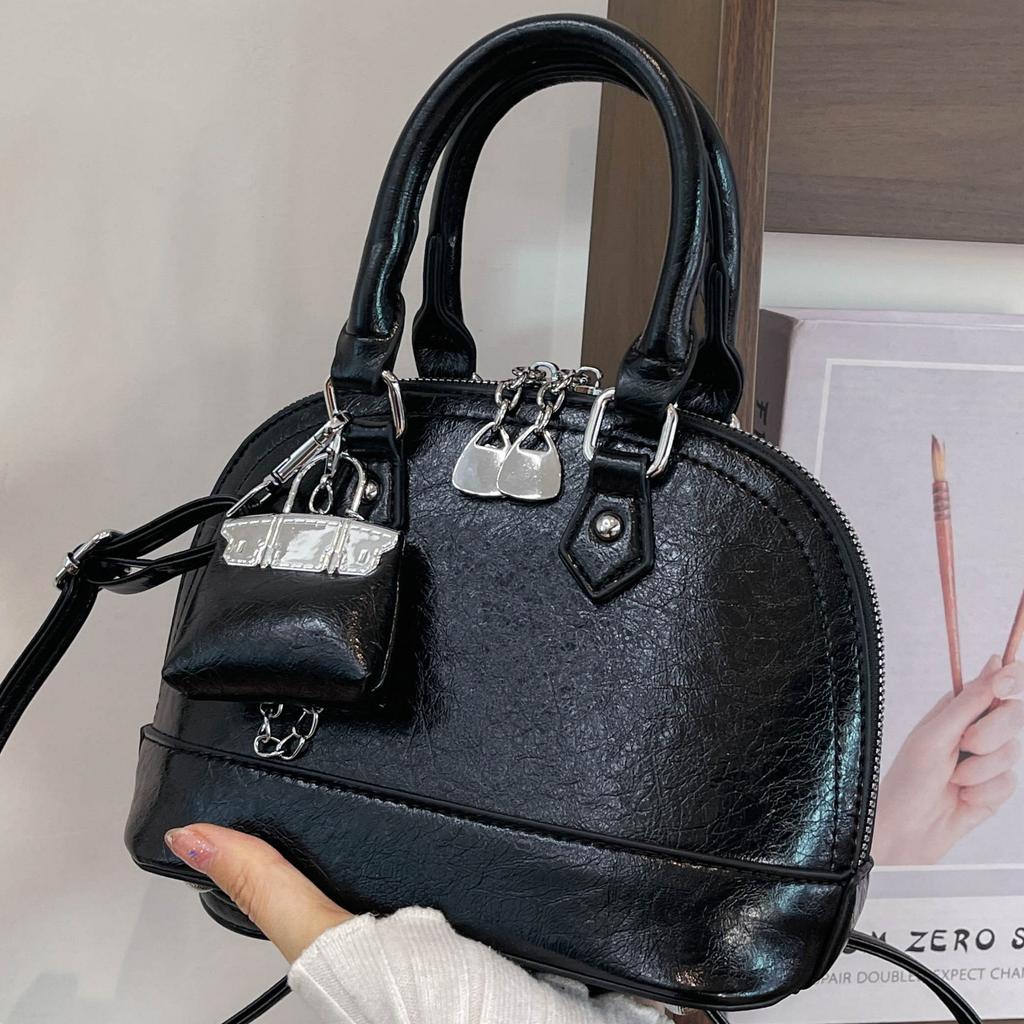 Fashion light luxury portable small bag women's 2025 new foreign style retro shell bag niche retro shoulder messenger bag