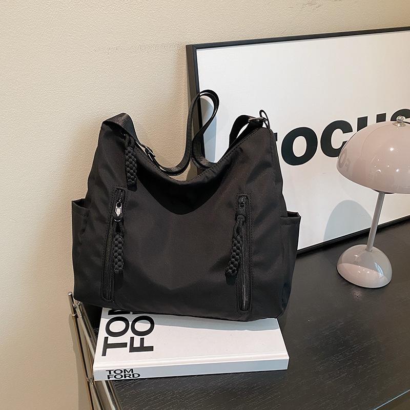 

Модная повседневная сумка большой вместимости женская 2025 весна-лето новая сумка через плечо студенческая универсальная сумка-мессенджер для занятий one size fits all чёрный