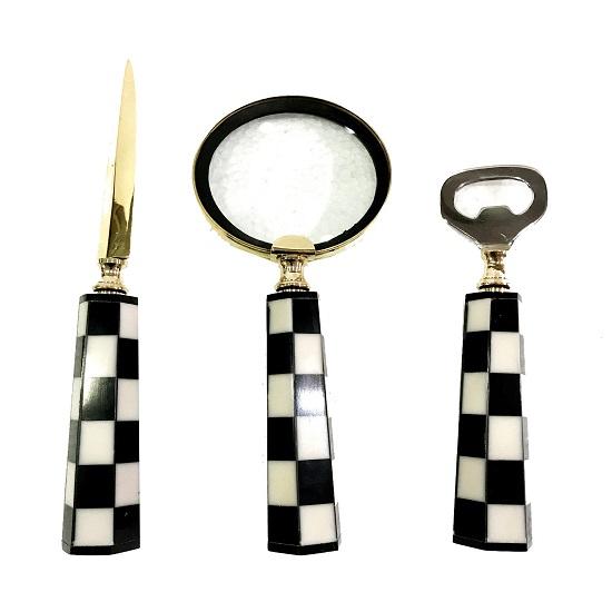 Set mit 3 dekorativen Messing-Brieföffnerständern mit Schachbrettmuster und Vergrößerungsglas