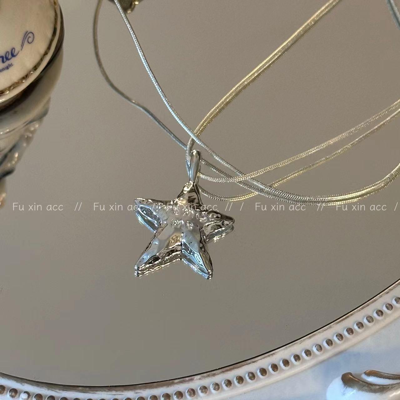 

Корейское металлическое ожерелье «Тондэмун» с нерегулярным узором из букв, звездой любви и цепочкой из пресноводного жемчуга на ключицу 10270s