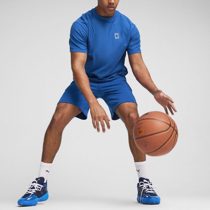 Puma تي شيرت Pivot للجنسين بتصميم مطرز بشعار كاجوال برقبة دائرية وأكمام قصيرة وكتف منسدل، تي شيرت رجالي أزرق لامع 623058-08
