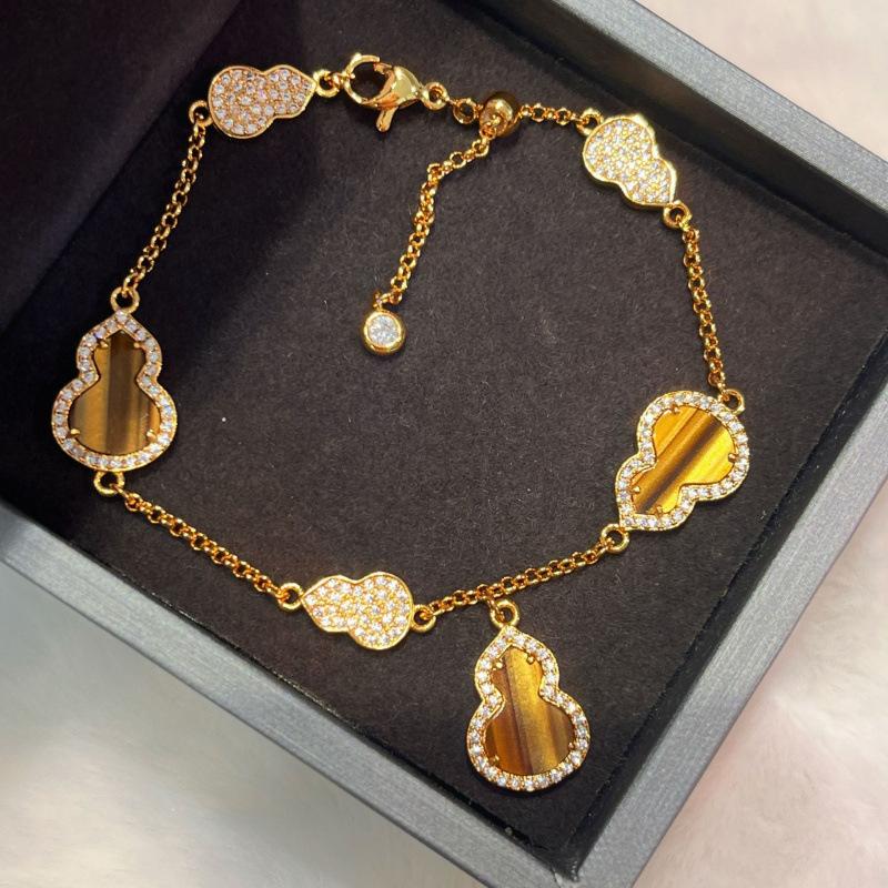 

Light Luxury High-End Retro White Fritillary Powder Shell Gourd Bracelet Niche Design Temperament Stacking Wearing Jewelry