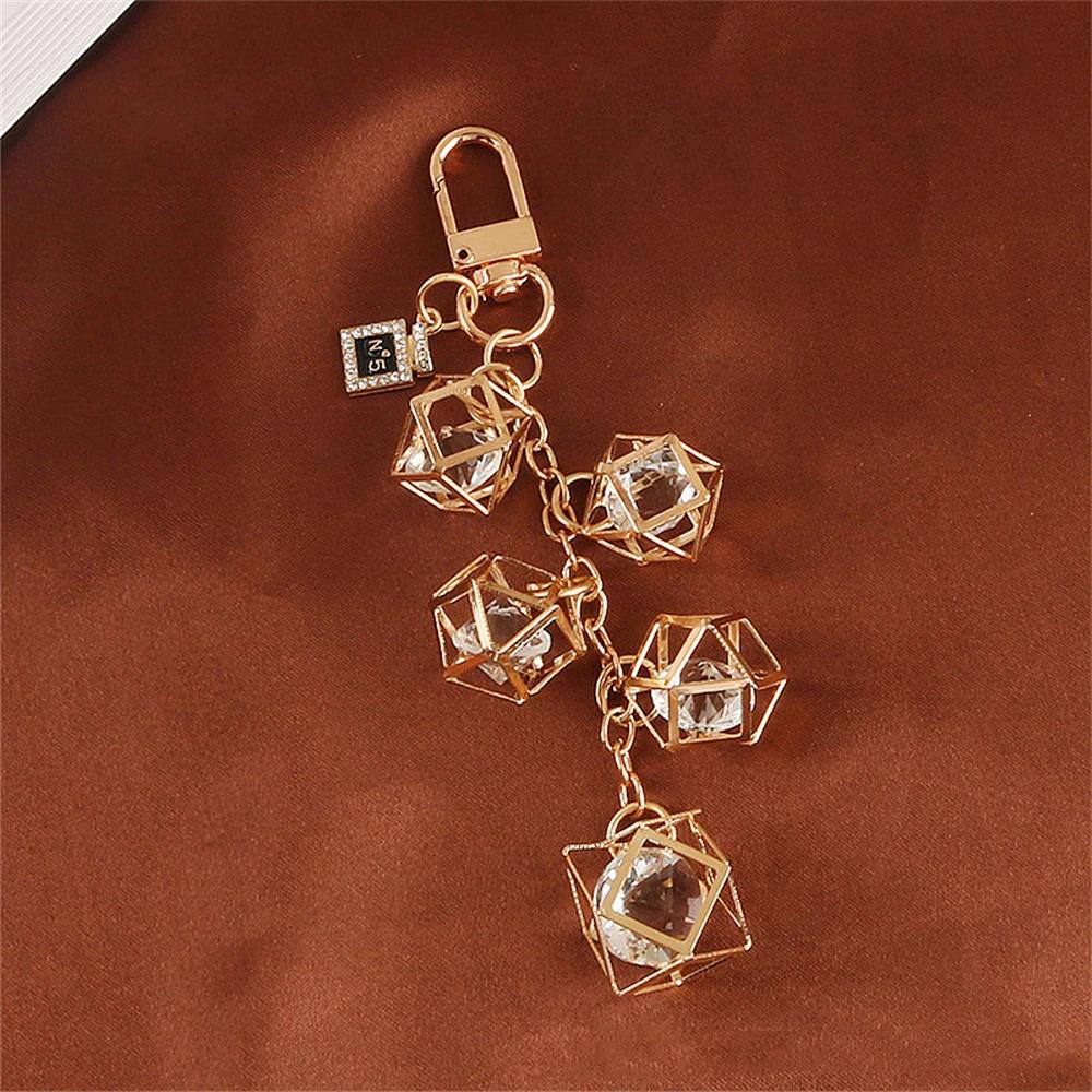 Fashion Artificial Pearl Rose Keychains Metal Hangtag Pendant for Women Earphone Purse Bag Key Holder Accessories Jewelry Gift