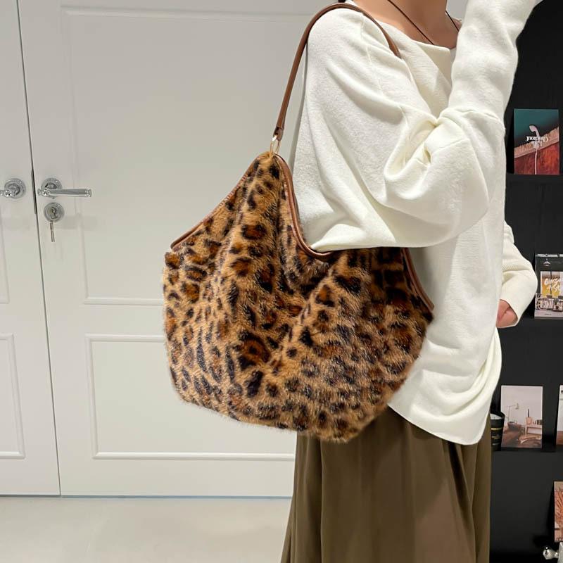 Korean Plush Tote Bag Fashion Leopard Print Handbag Simple Faux Fur Shoulder Bag Winter Women's Underarm Bag Casual Dumpling Bag