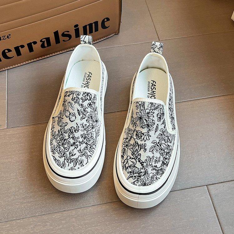 

2025 summer popular national style embroidered fabric flat-bottomed casual women s shoes fashionable and comfortable one-pedal board shoes tide Kore 35