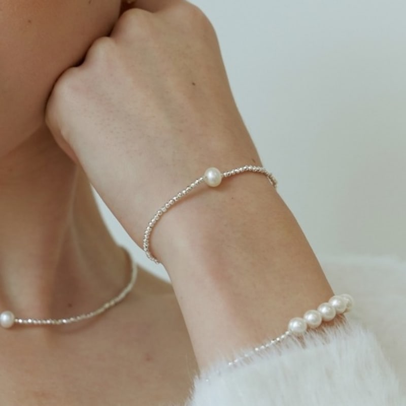 LOVE ME MONSTER Hematite & 5 Pearl Bracelet