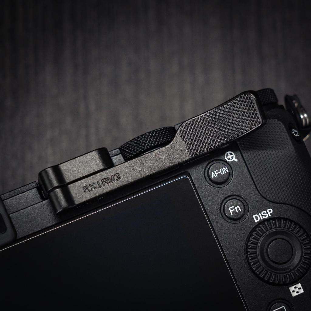 Iborrys Thumb Up Compatible with Sony and RX1R III Dedicated Thumb Shoe Unique Retro Diamond Engraving Enhanced Shooting Stability Grip, DSC-RX1RM3