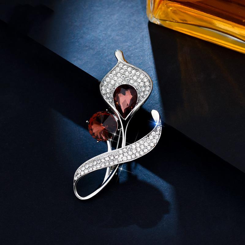 

Модный темперамент брошь в виде лилии Каллы, эксклюзивная женская индивидуальная простая брошь с кристаллами, атмосферная элегантность, булавка, аксессуары для костюма