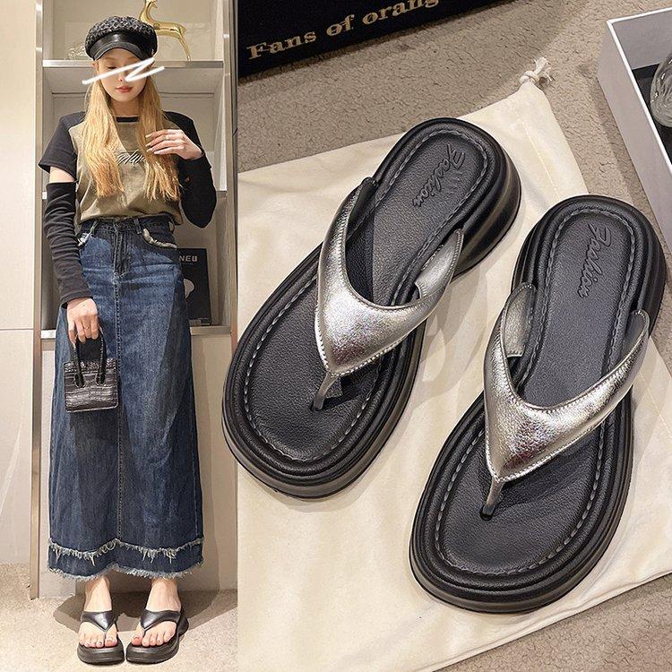

Internet celebrities pinch feet non-slip thick-soled flip-flops women s summer wear new super fire versatile beach cool slippers 40/41 срібний