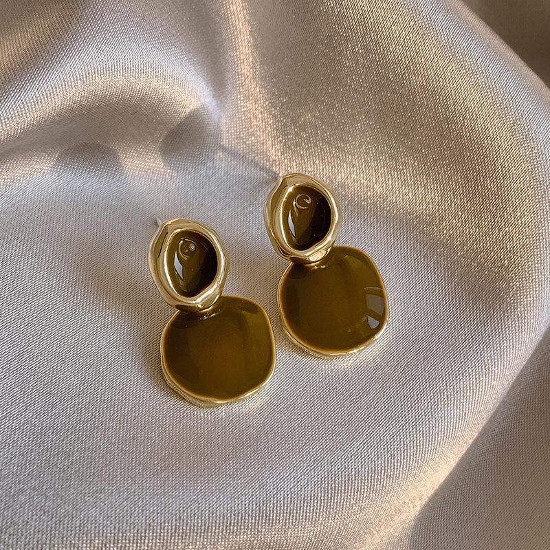 2025 Retro-Inspired Imitation Pearl Earrings: Niche Light Luxury Ear Studs & Pendants